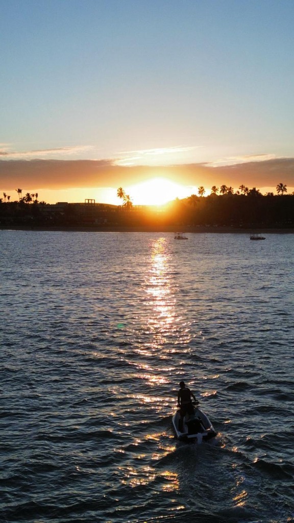 O inesquecível pôr do sol dourado no mar de Maragogi
