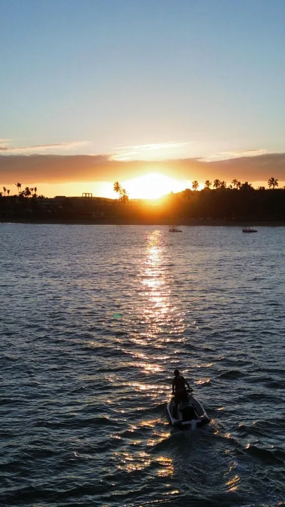 O inesquecível pôr do sol dourado no mar de Maragogi
