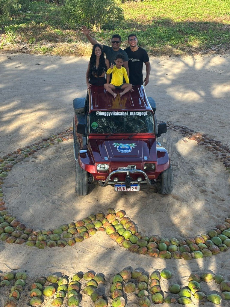 Família no buggy no coração de cocos na praia de Maragogi