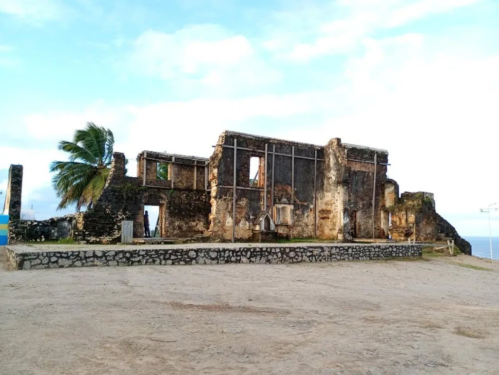 Ruínas históricas com vista privilegiada para a costa de Alagoas