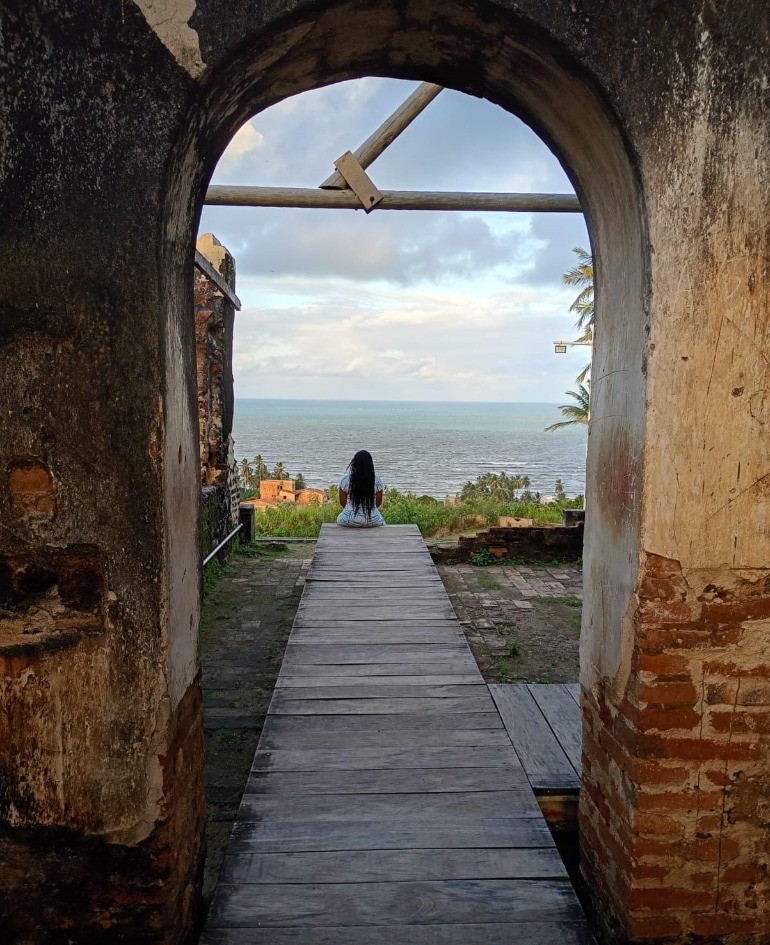Paz e contemplação do mar cristalino através dos arcos históricos