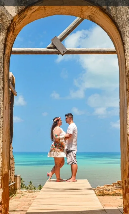 Cenário romântico no mirante com mar paradisíaco de Alagoas